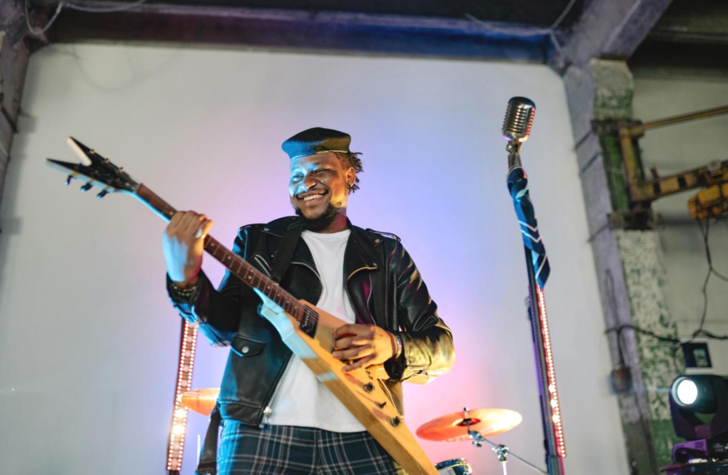 Studio di registrazione con strumenti musicali e attrezzature professionali