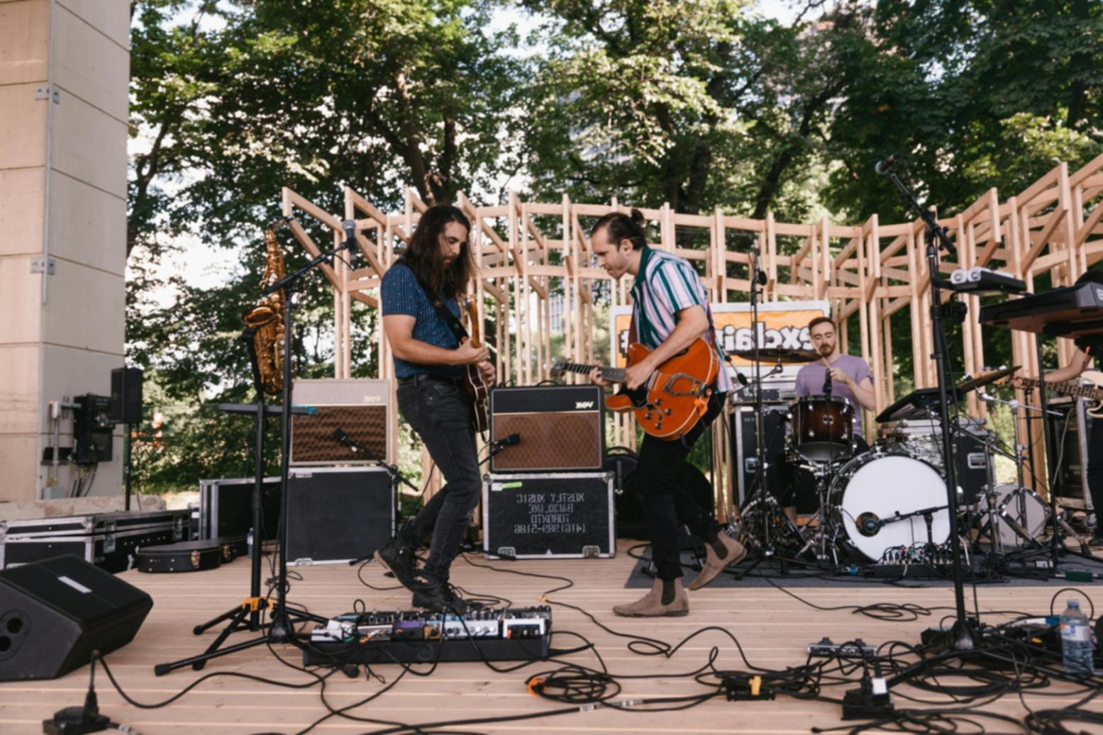 Musicista che compone una canzone con chitarra e taccuino