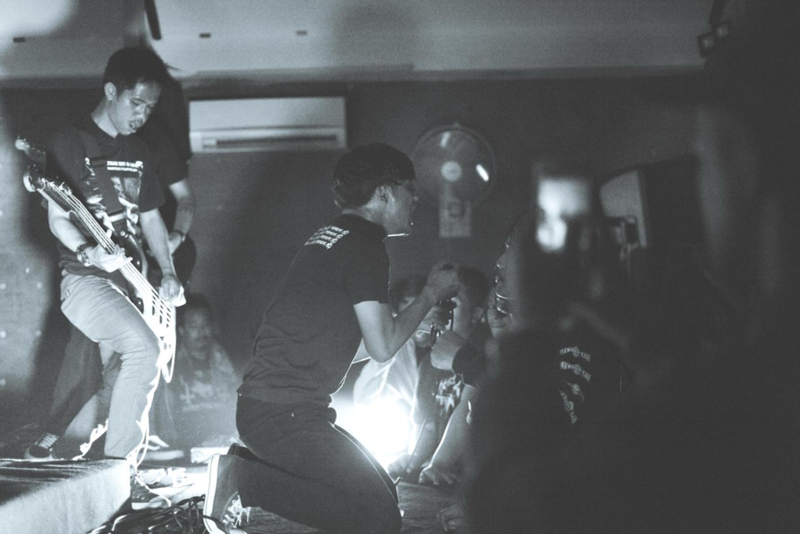 Sessione di songwriting in studio con strumenti musicali