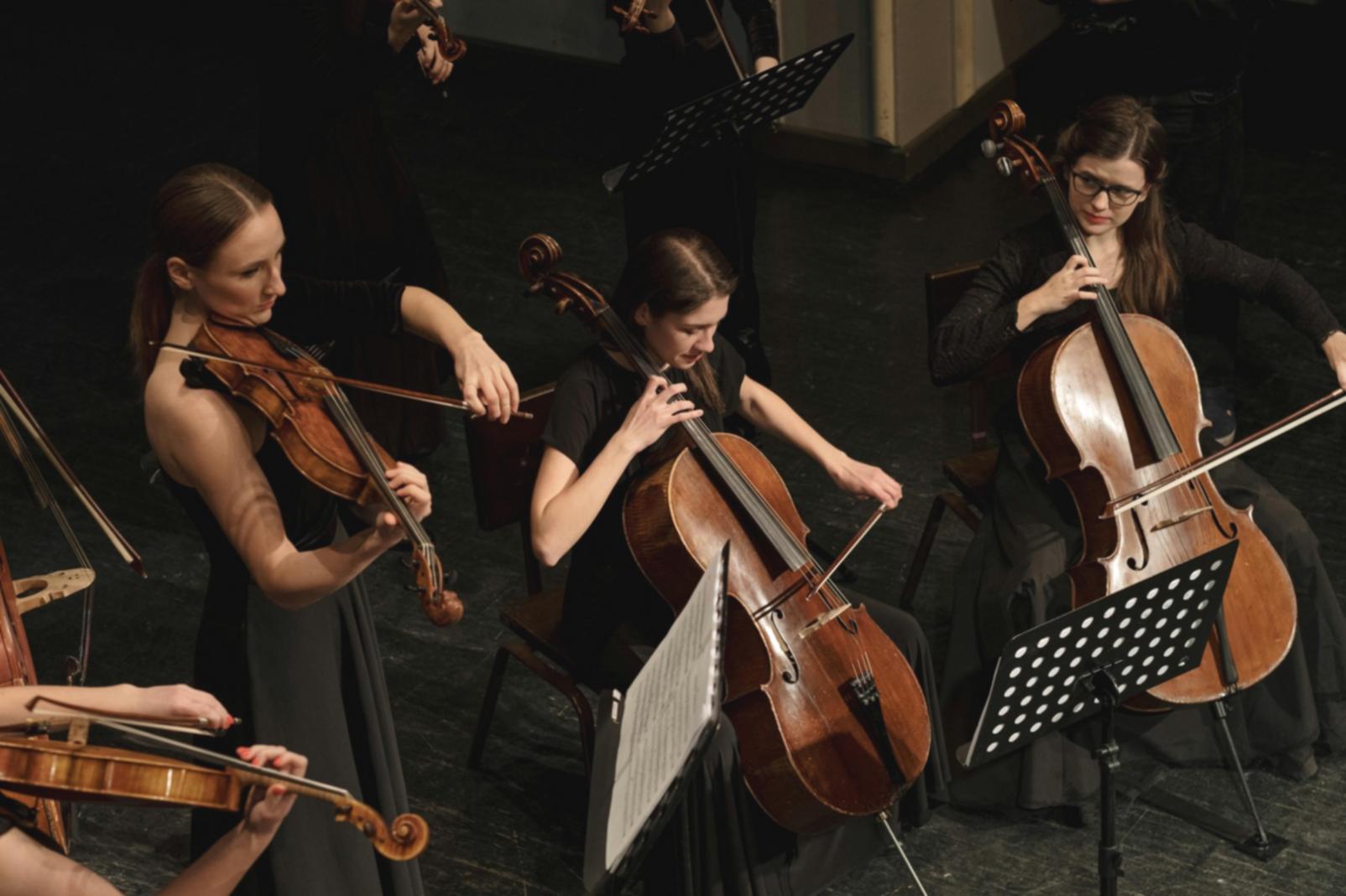 Gruppo di studenti durante una sessione creativa di songwriting